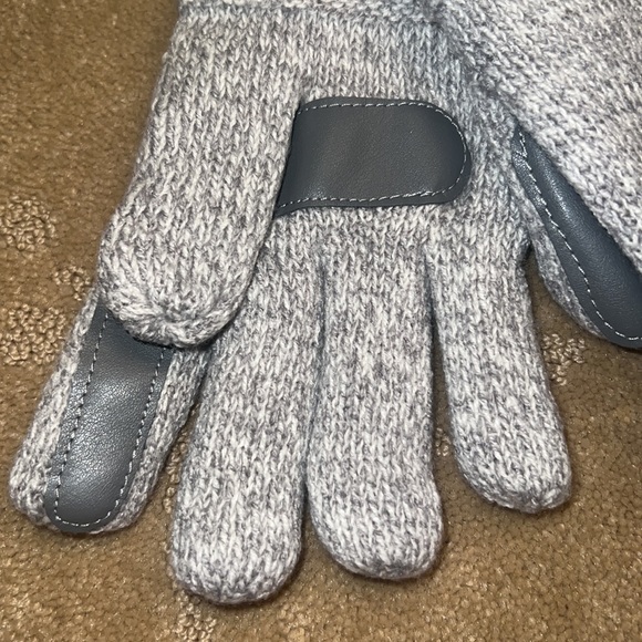 NWT Isotoner Gray Touchscreen SmartDri Gloves, OS - Picture 2 of 4